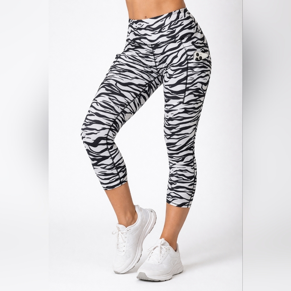 Zyia Active Leggings bold black & white zebra print with side pockets size 6 -8
